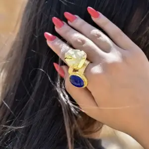 queen hatshepsut gold plated copper ring with blue resin